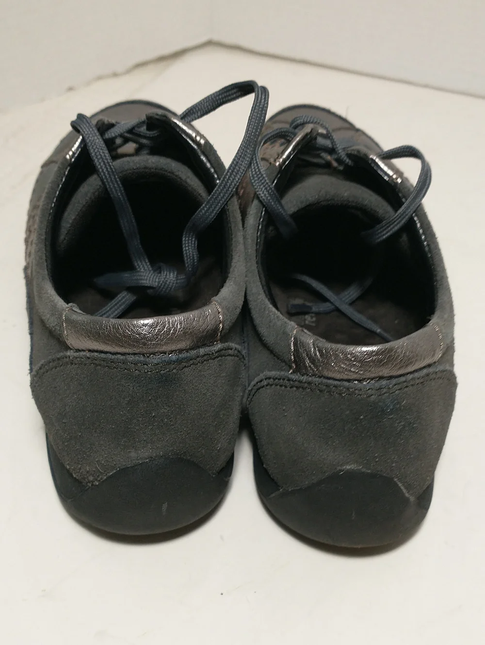 LIKE NEW Hush Puppies Metallic Low Sneaker, Size 9, Artsy, Trendy, Fall Staple